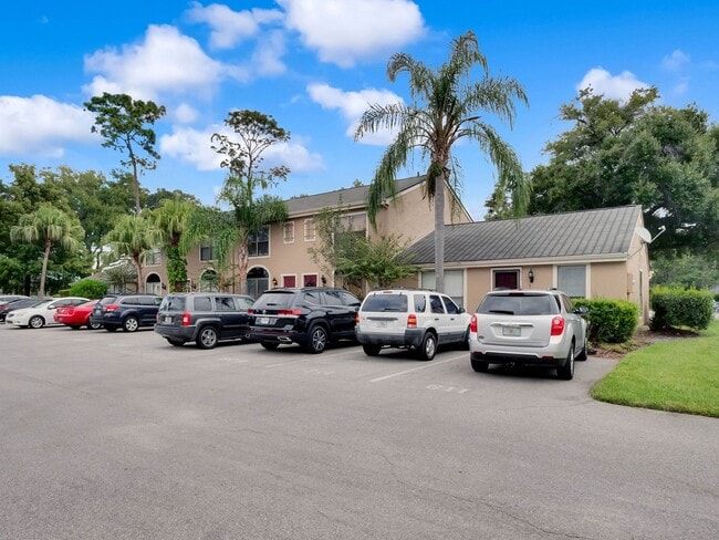 Building Photo - Newly Renovated 2/2.5 Townhome in Winter S...