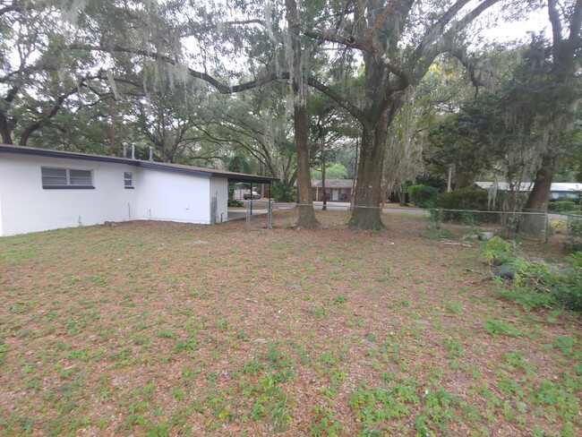 Building Photo - Fully Renovated 3/1 with huge fenced-in ba...