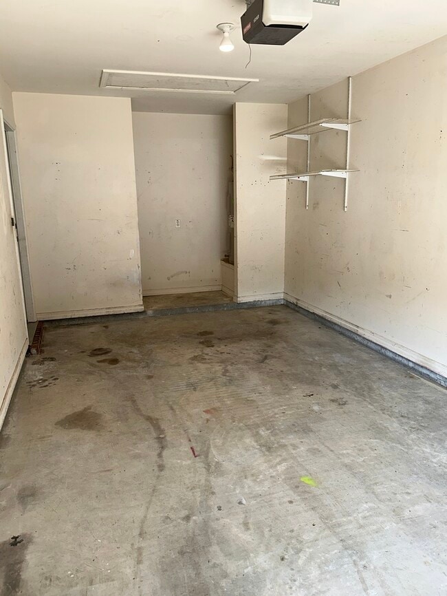 Building Photo - Cute 2/2 with garage and a nice size Flori...