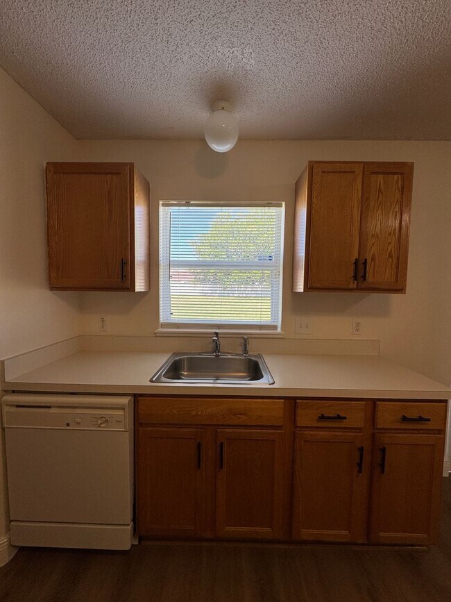 Building Photo - Spacious and Comfortable House for Lease