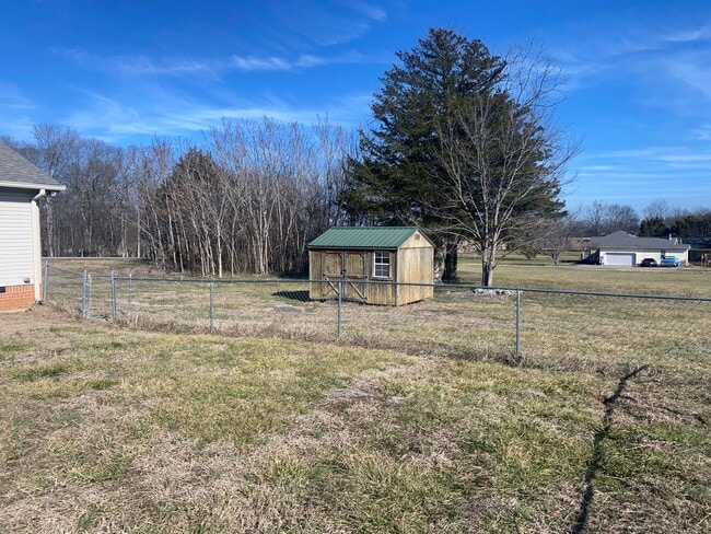 Building Photo - For Lease - 3 Bed, 2 Bath, 1232sqft Home o...