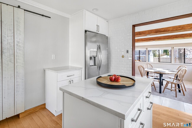 Building Photo - 855 Riverside Dr