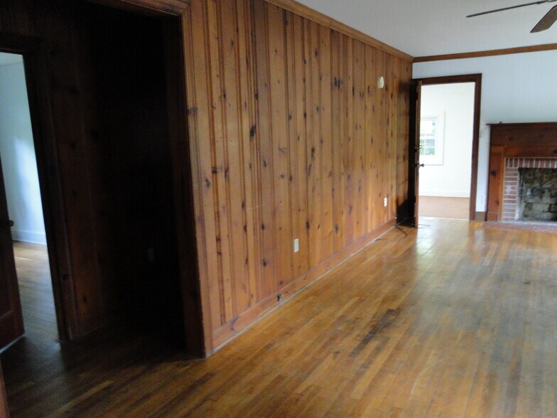 Building Photo - 106 Pine St
