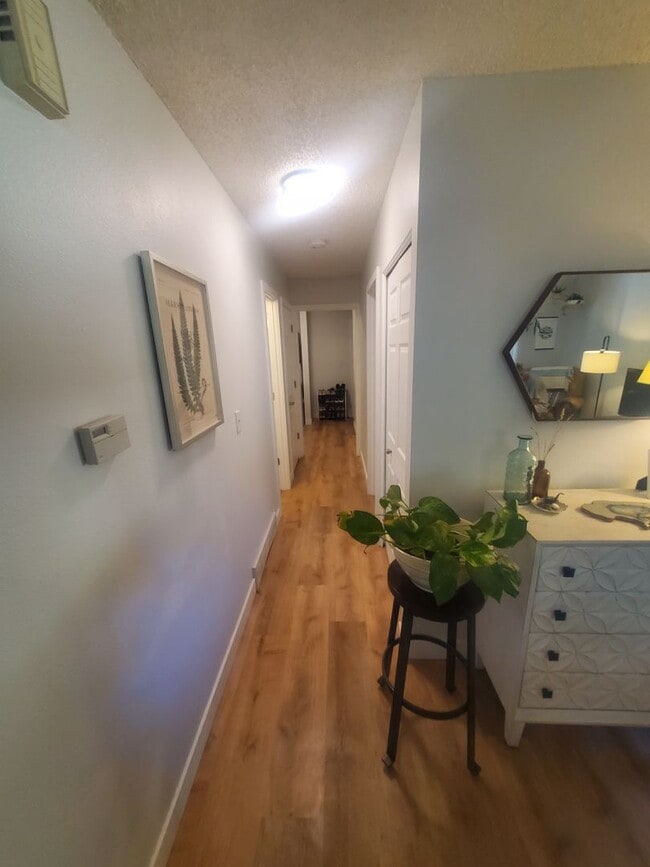 Building Photo - Updated and Spacious 1 Bedroom with Attached Garage!