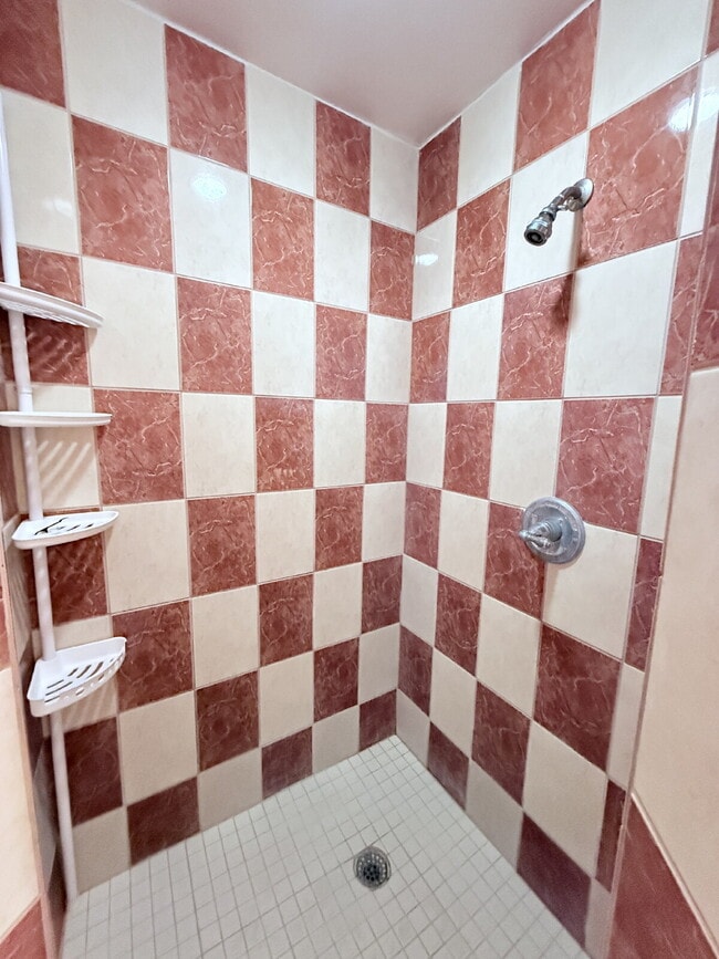 Building Photo - Moving Ready! 2 bedroom and 2 1/2 Bathroom