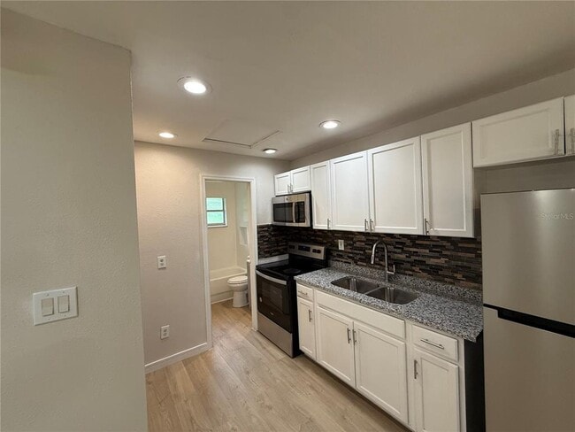 Building Photo - 10022 N Lantana Ave