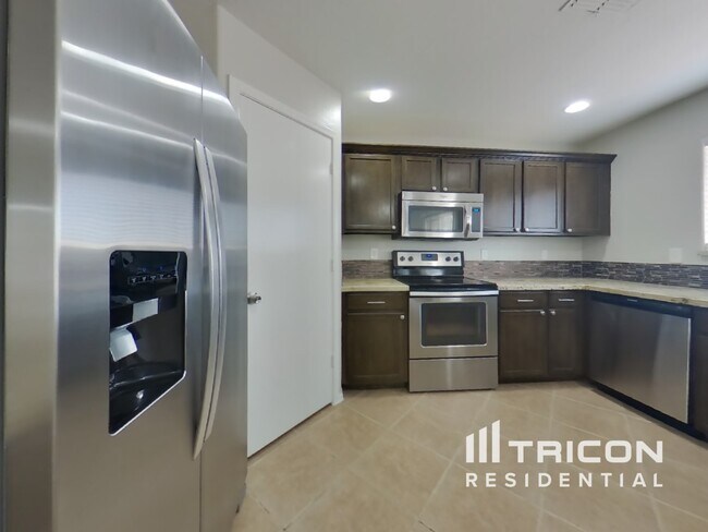 Building Photo - 15458 W Mercer Ln