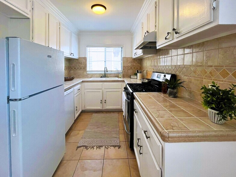 Primary Photo - 216 S Gale Dr