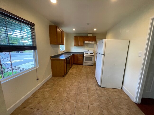 Building Photo - 1939 Hill Ave