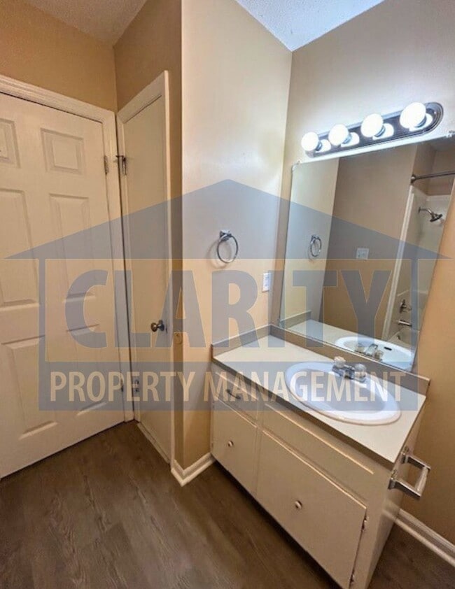 Building Photo - Charming 3 Bedroom, 1 Bath Home with Garag...