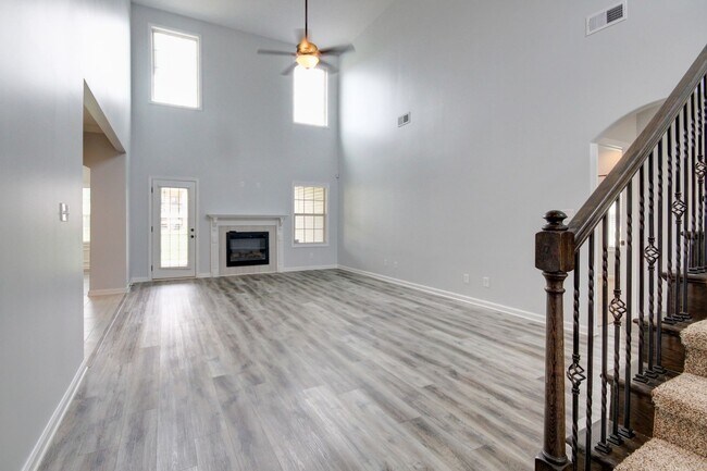 Building Photo - mega Huge wow. 4 bed 3 bath.