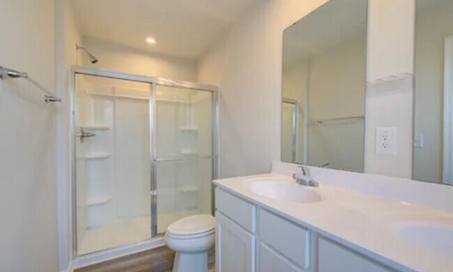 Building Photo - Spacious 4/2.5 Move In Ready Now