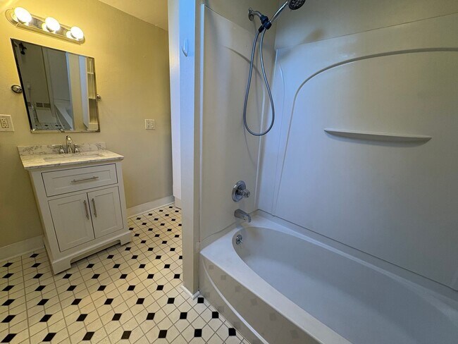 Building Photo - STUNNING Two Bedroom Single Family Home!