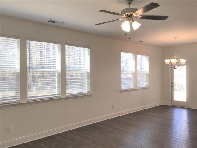 Building Photo - 174 Lindridge Dr NE