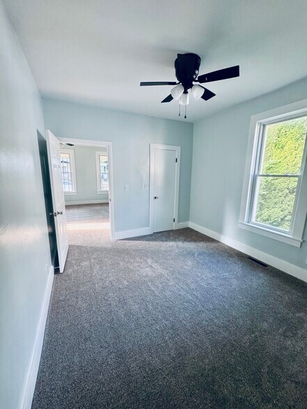 Building Photo - 514 E 9th St