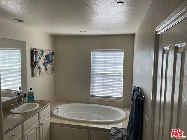 Building Photo - 717 E Olive Ave