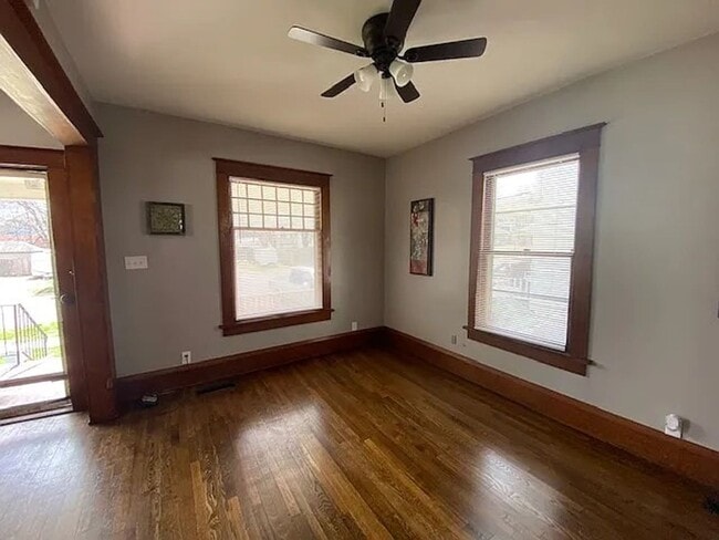 Building Photo - Big 2BR with appliances, nicely updated! Great for students or professor.