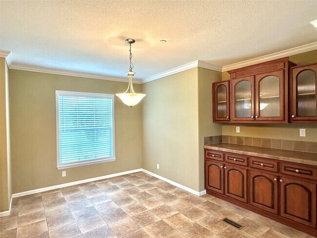 Building Photo - 831 Country Club Rd
