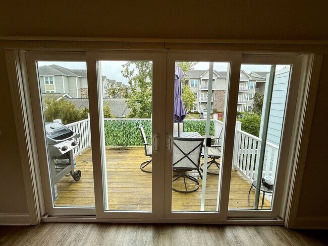 Building Photo - Modern 3 Bed/3 Bath End Unit Townhome - Close to Everything - GREAT PRICE!