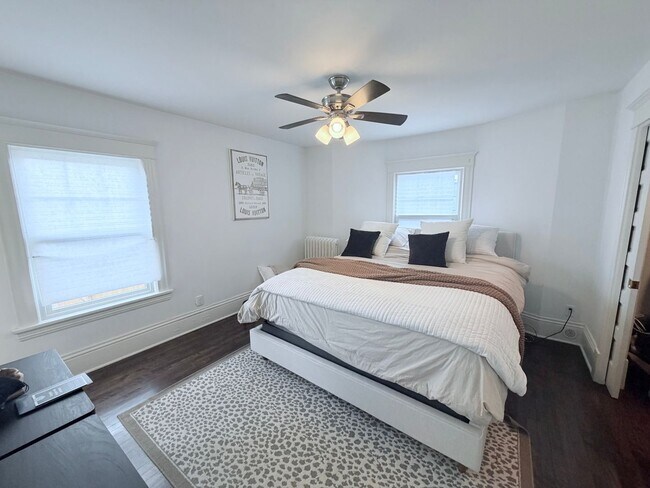 Building Photo - Gorgeous 3 Bedroom with Modern Upgrades!!