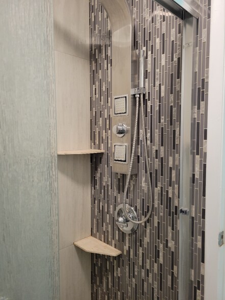 Building Photo - 13300 Walsingham Rd