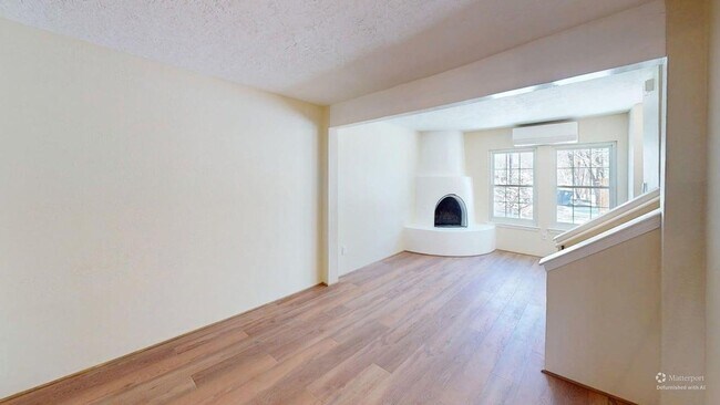 Building Photo - Large Centrally located townhome