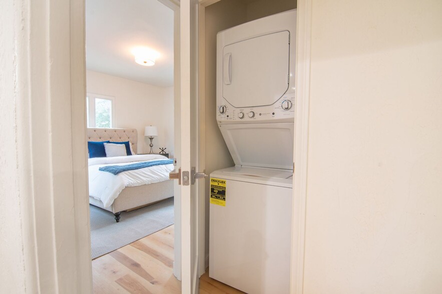 Building Photo - 15944 Hart St