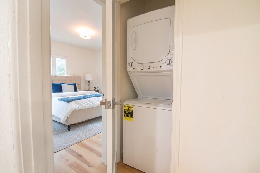 Building Photo - 15946 Hart St