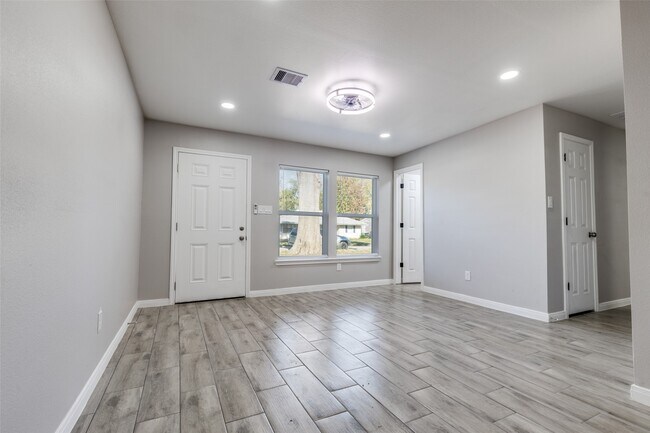 Building Photo - 6038 Glenhurst Dr