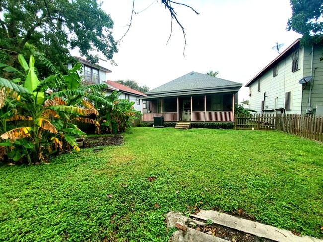 Building Photo - Large one story 3 bedroom Victorian cottage