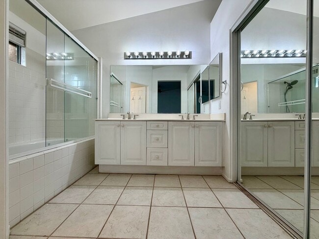 Building Photo - Beautiful 3 bed 2.5 bath home in Oak Park!