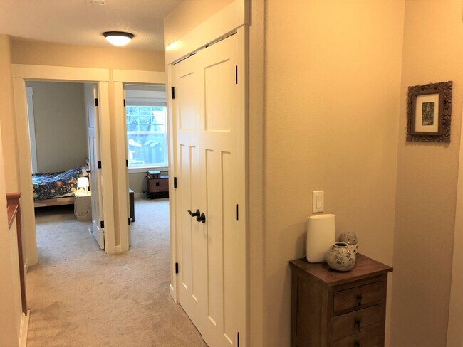 Building Photo - Gorgeous, modern craftsman 3+ bedroom, 3 b...