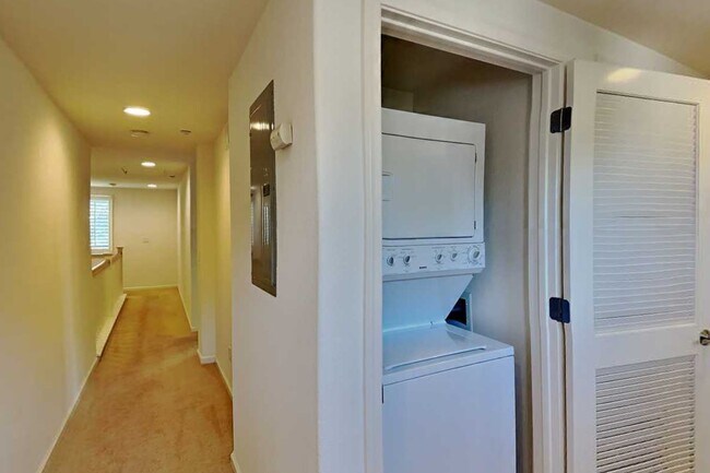Building Photo - 2 Bedroom Top Floor Townhouse in Southwest San Jose with Garage