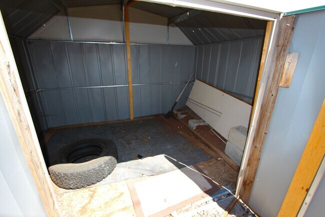 Building Photo - *LEASE TAKEOVER* Single Level 2BR Flagstaff Home | Fenced Yard & In-Unit Laundry