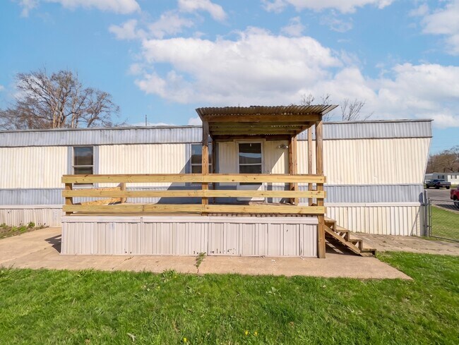 Building Photo - 13 Wisteria Dr