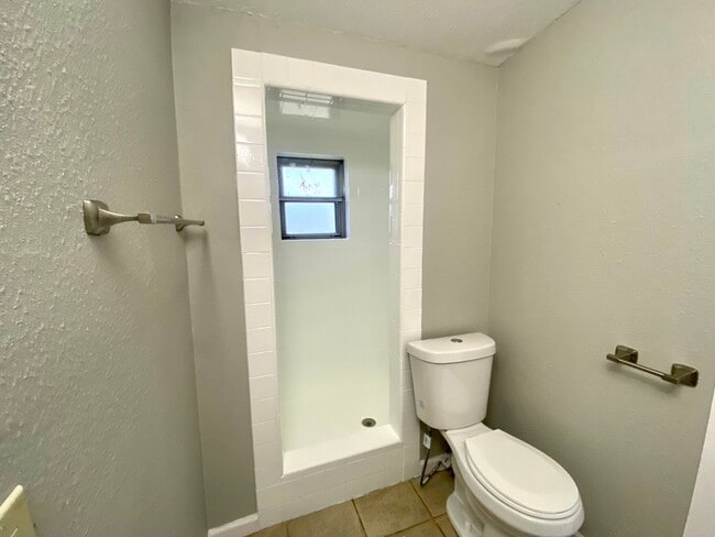 Building Photo - 3 Bedroom 3 bathroom Remodeled home ready to be loved