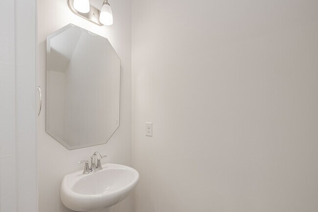 Building Photo - Beautiful Modern 2-Bedroom Townhome -AVAILABLE AUGUST 2026