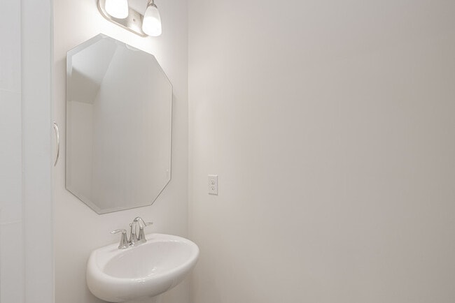 Building Photo - Charming 2 br 2.5 ba townhome covered fron...