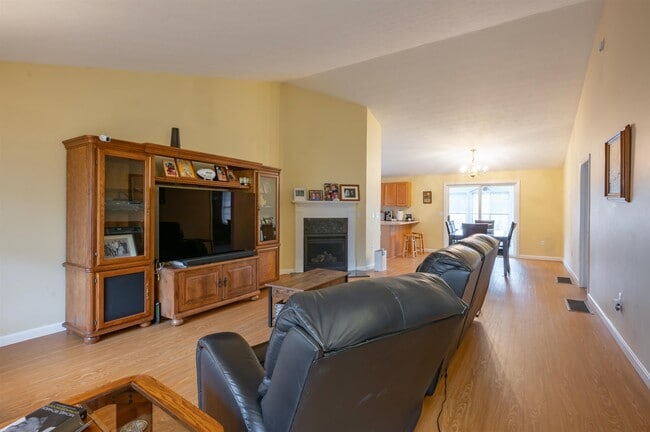 Building Photo - 4 Myopia Ln