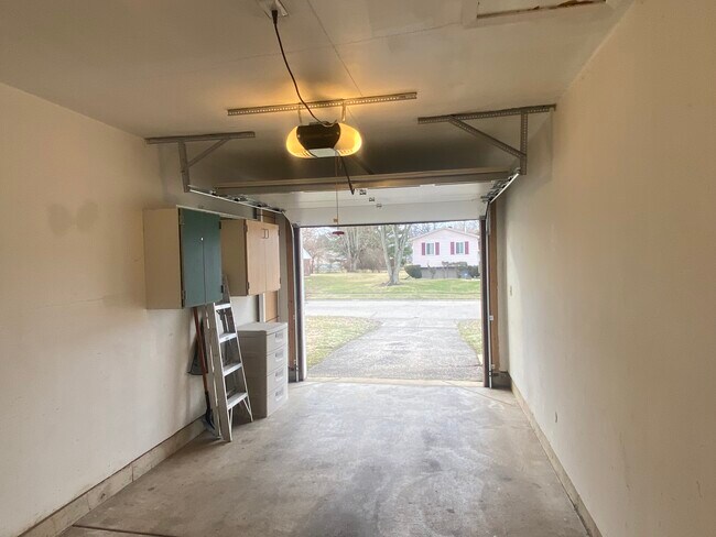 Building Photo - 5167 Goodyear Dr