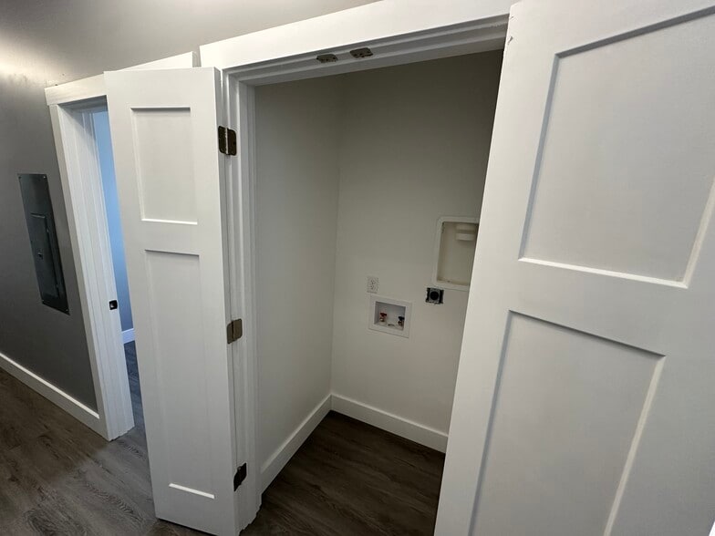 Building Photo - 1102 S Malott St