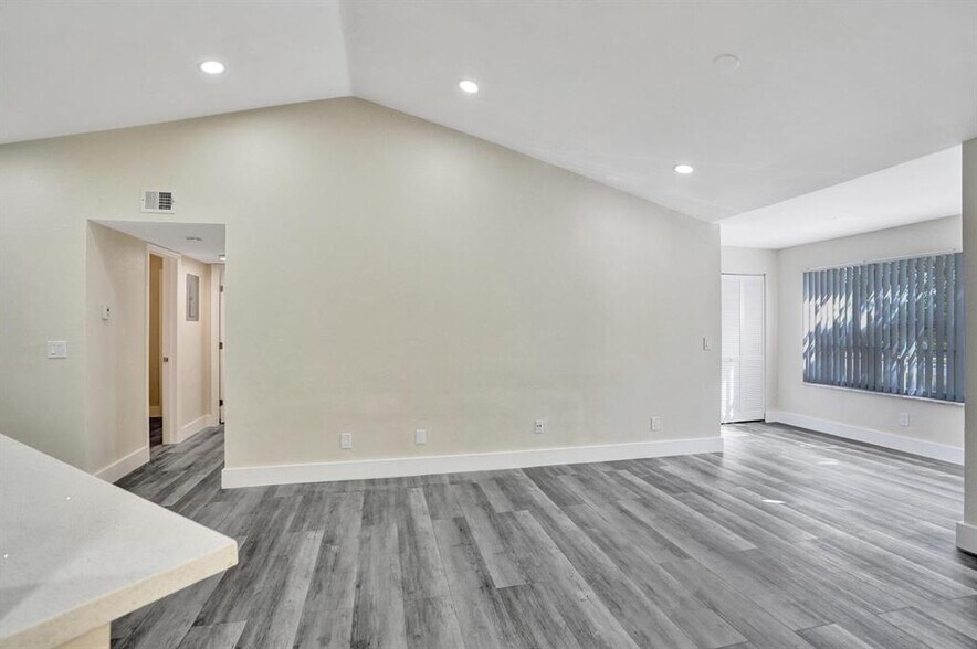 Building Photo - 595 Vista Isles Dr