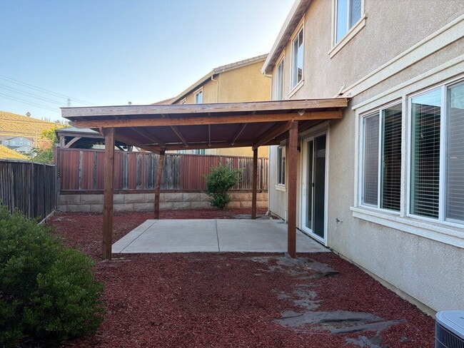Building Photo - Gorgeous 4 Bed/2.5 Bath in Perfect Pittsburg Location