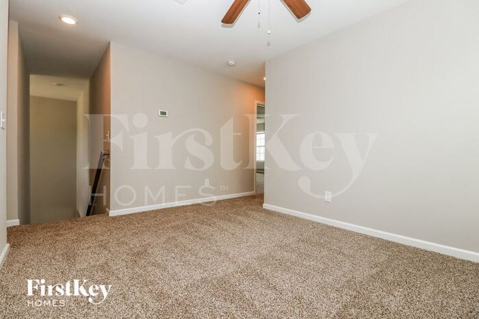 Building Photo - 770 Redbud Ln
