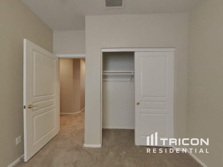 Building Photo - 6410 S 72nd Ln