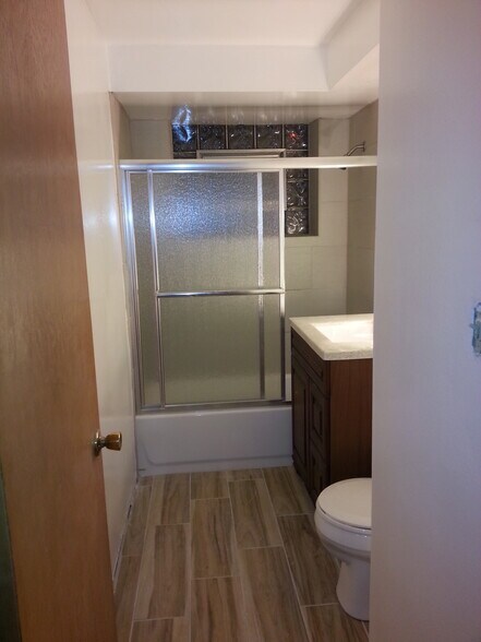 BATH & SHOWER - 2136 N 74th Ct