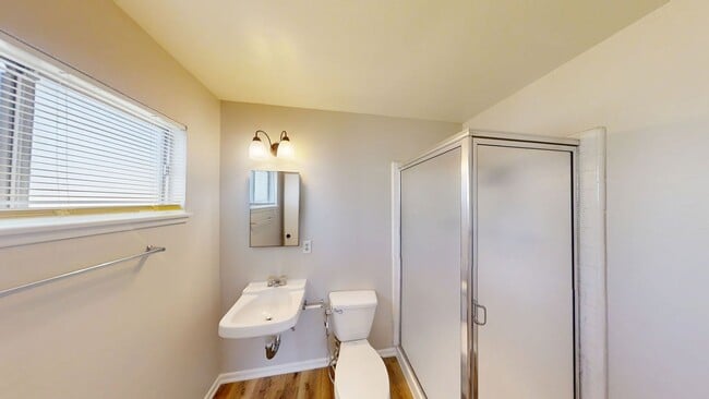 Building Photo - Beautiful 3 bedroom, 2 bathroom home in Re...