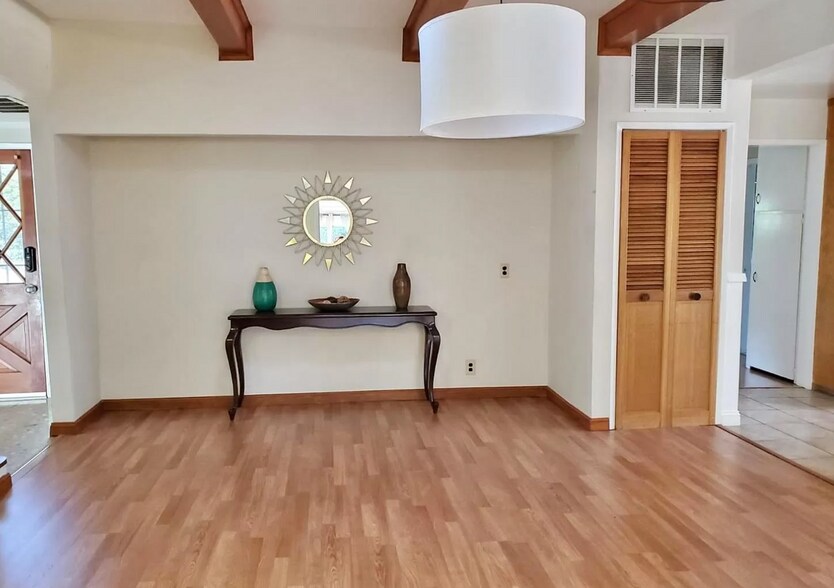 Building Photo - 6901 Sunkist Dr