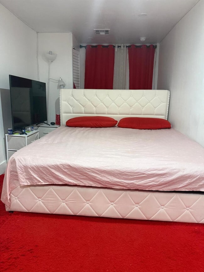 Building Photo - 1116 W 32nd St