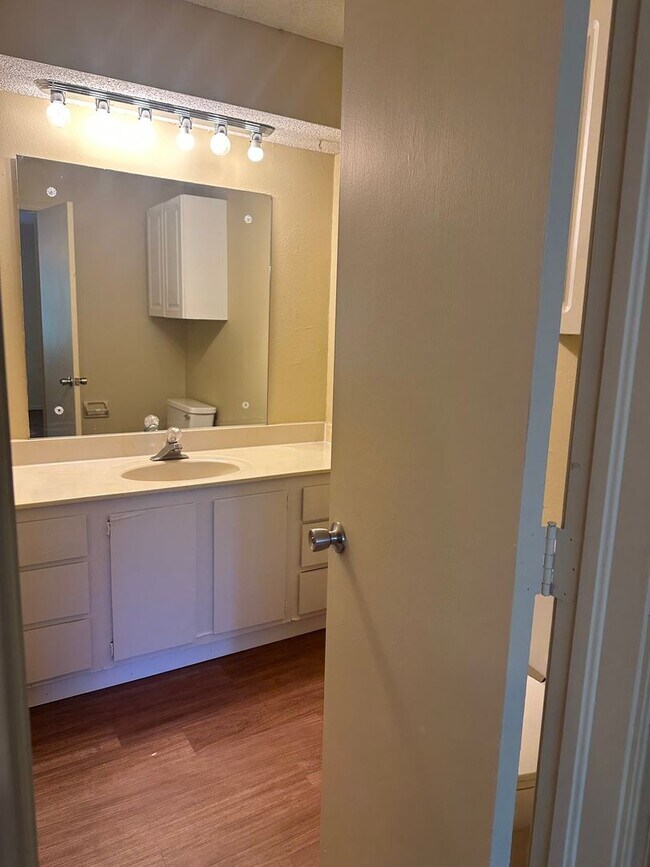 Building Photo - This duplex offers 3 spacious bedrooms, 2....